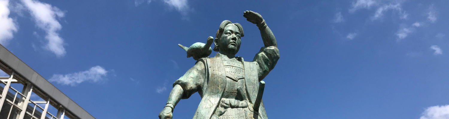 桃太郎像と桃
